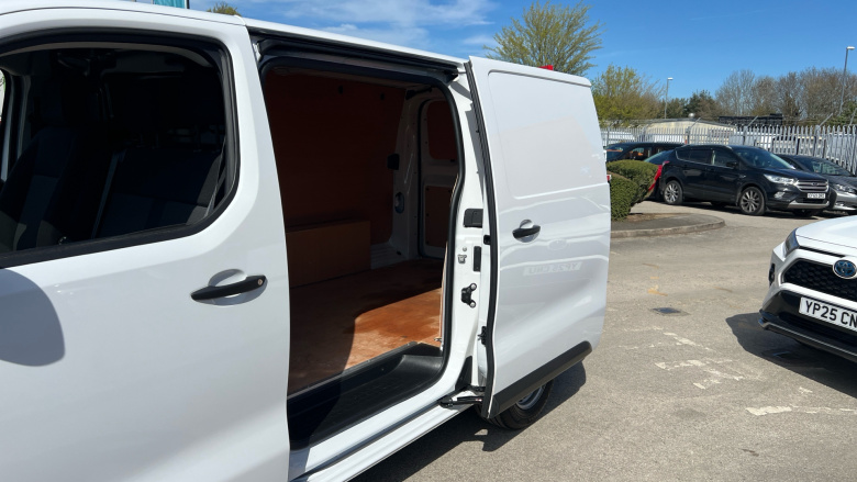 Peugeot Expert L2 Diesel 1.5 BlueHDi 120 Professional Van